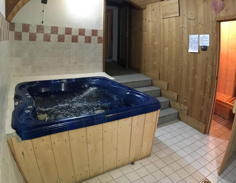 Hot Tub, Sauna