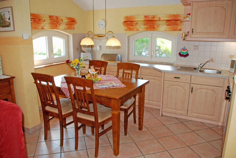 Kitchen or kitchenette, Dining area, dishwasher, stove