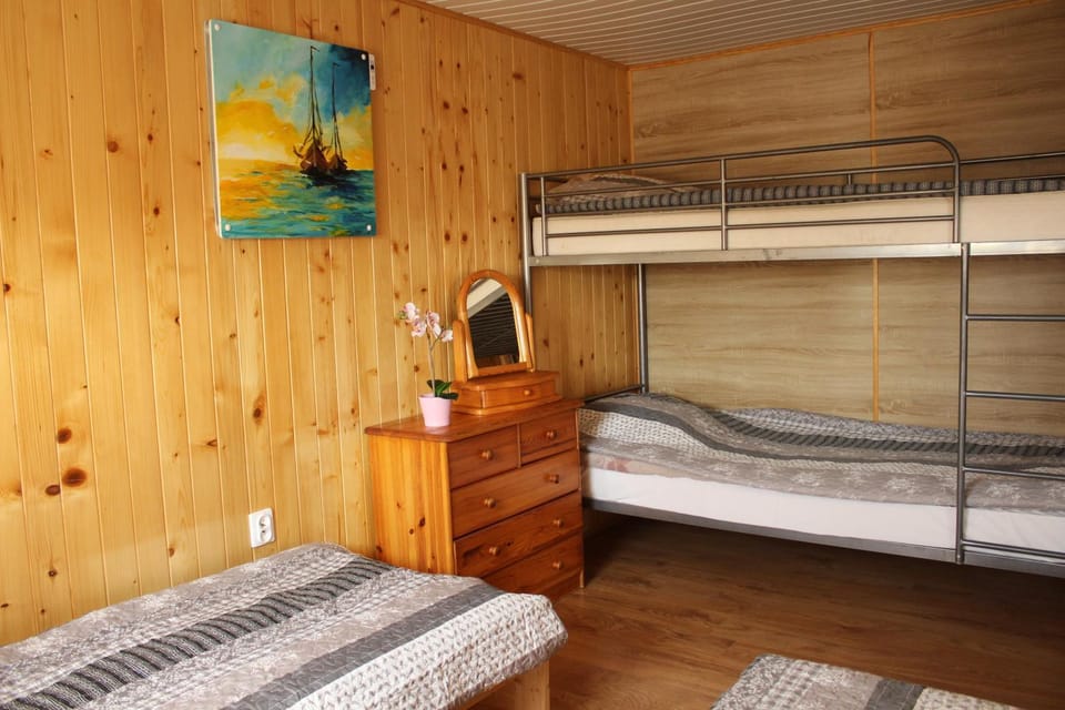 Bedroom, bunk bed