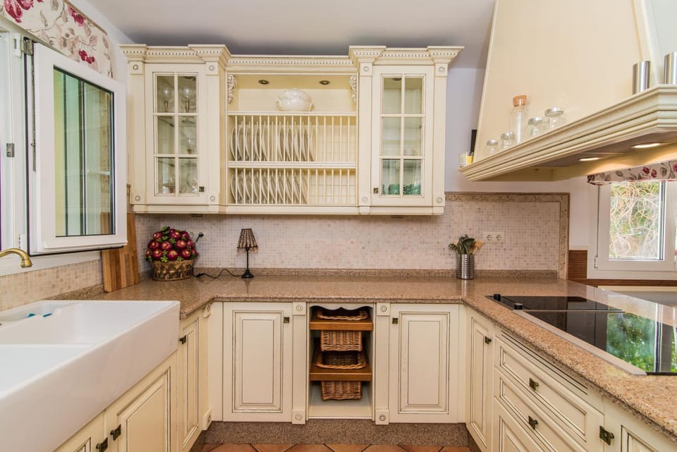 Kitchen or kitchenette, Food and drinks, Dining area, Communal kitchen, Food, Drinks