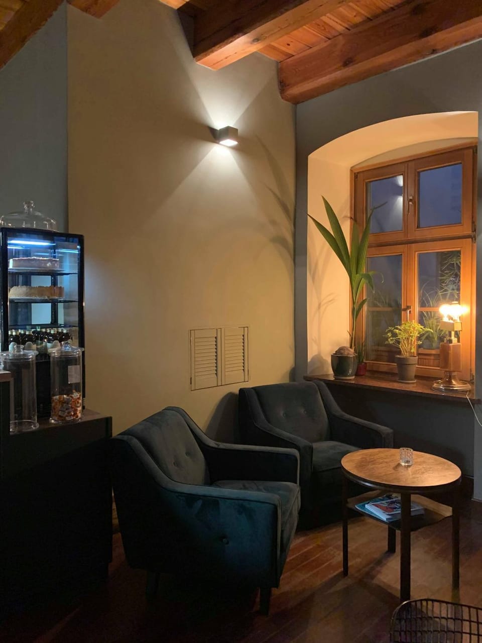 Restaurant/places to eat, Living room, Alcoholic drinks, Non alcoholic drinks