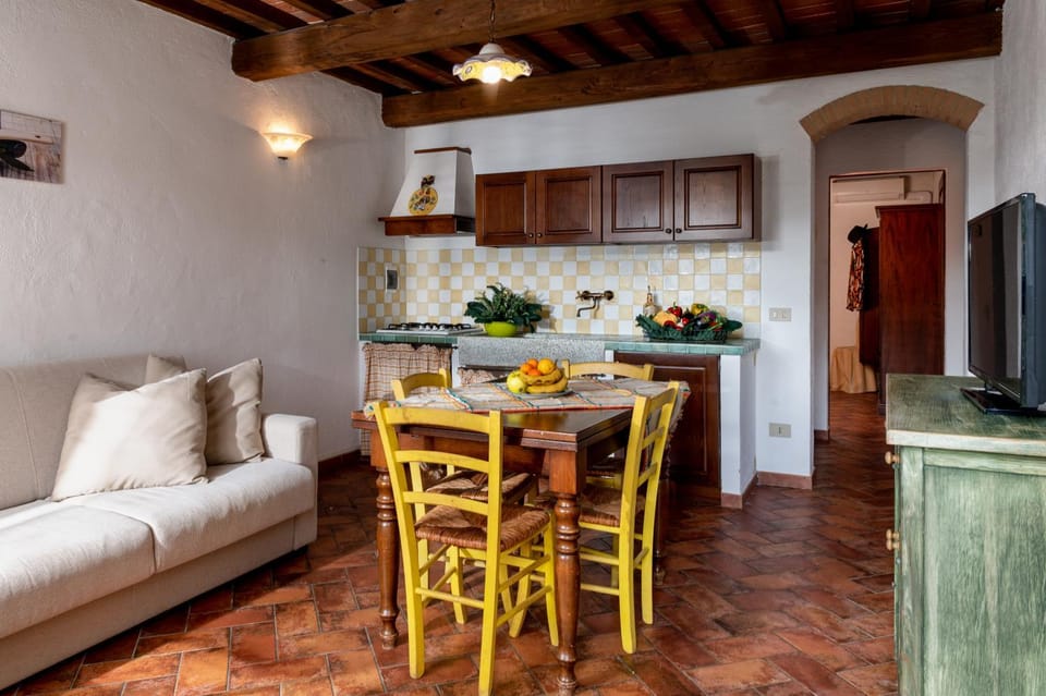 Kitchen or kitchenette, Living room, Seating area, Dining area, pet friendly, stove
