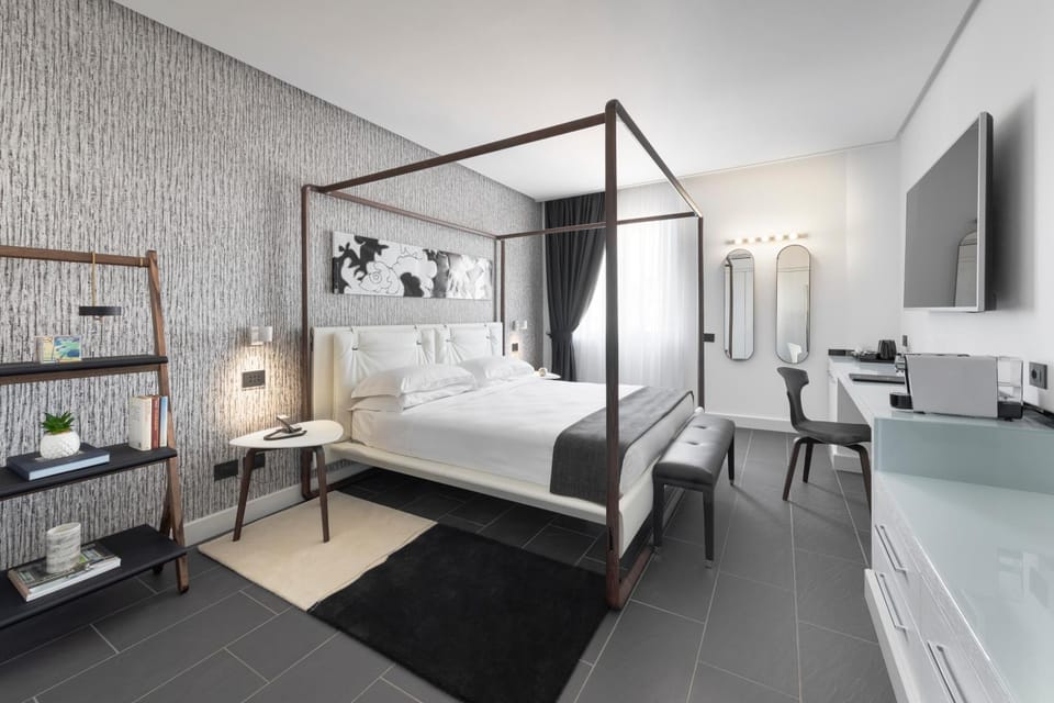 Photo of the whole room, Bedroom