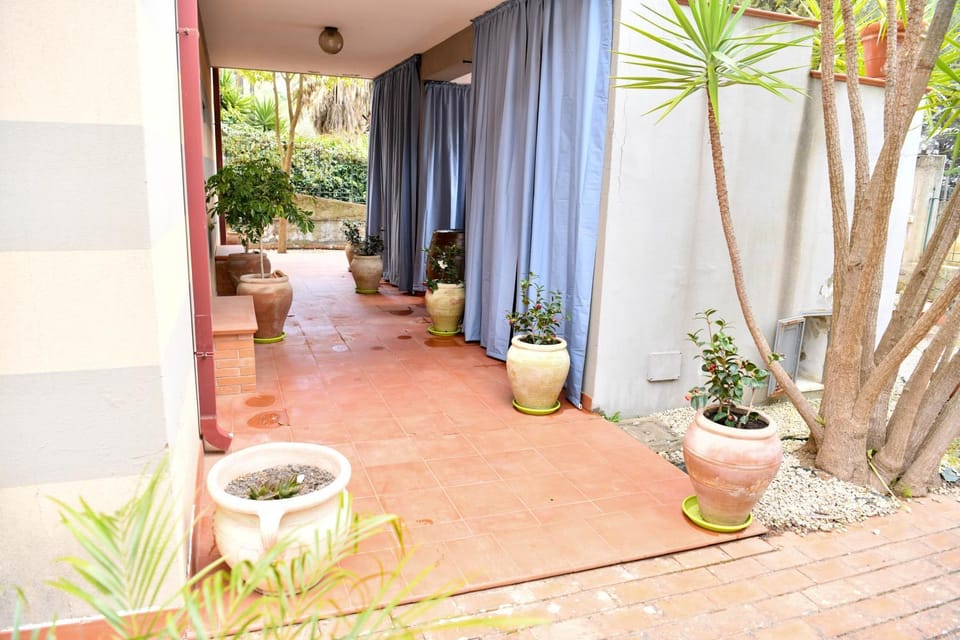 Patio, hair dresser, Internal: Not applicable to any particular room