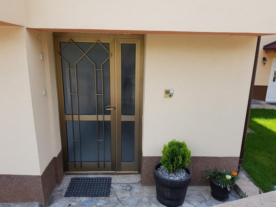 Facade/entrance