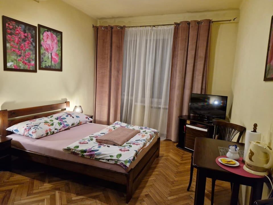 Bed, TV and multimedia, Photo of the whole room, Drinks, Non alcoholic drinks, furniture