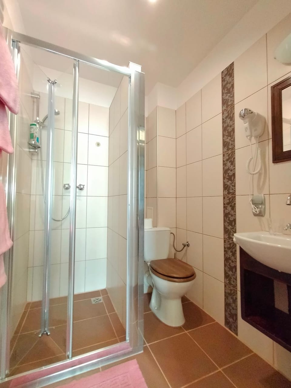 Shower, Toilet, Bathroom, hair dryier, heating, towels