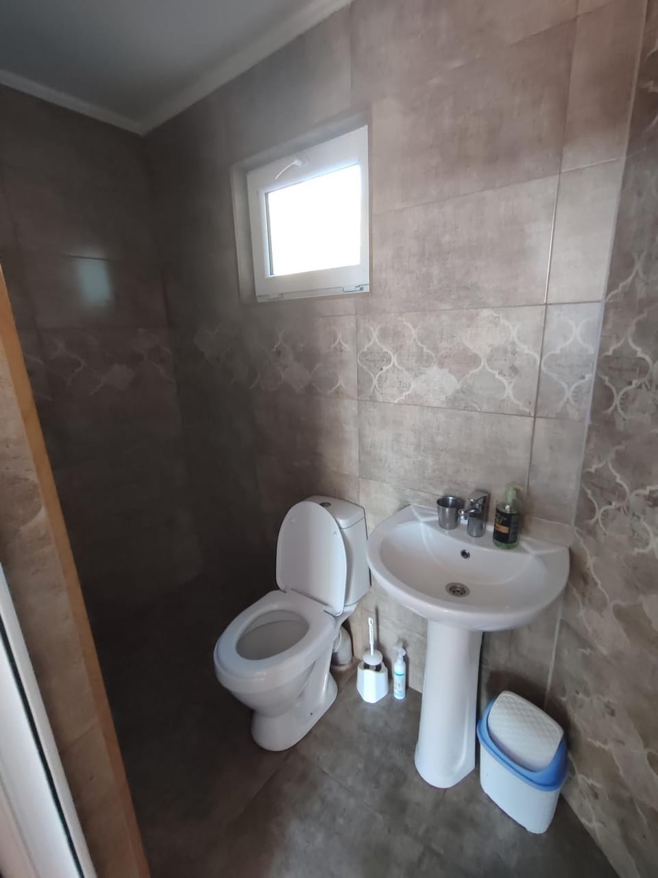 Shower, Toilet