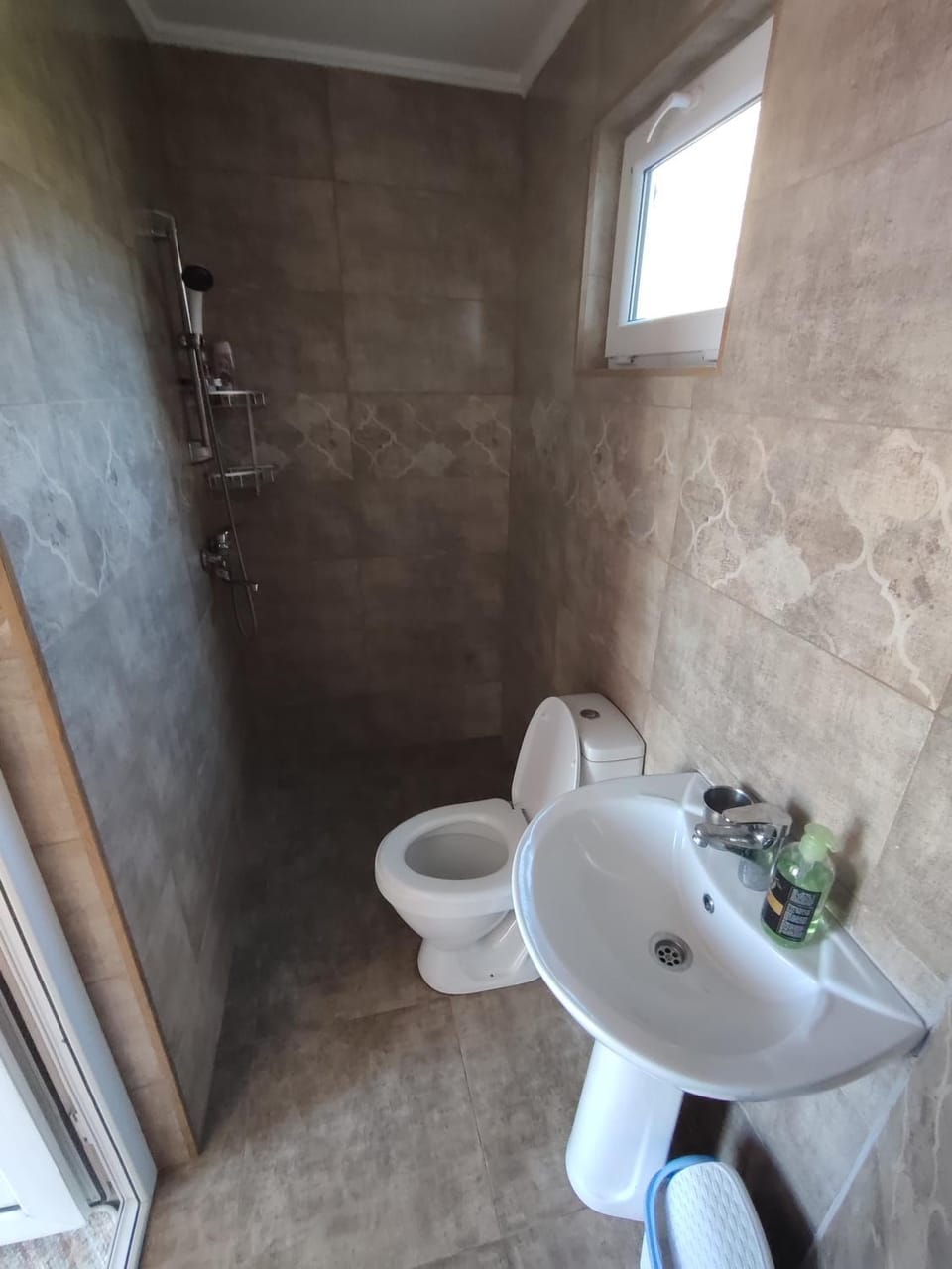 Shower, Toilet