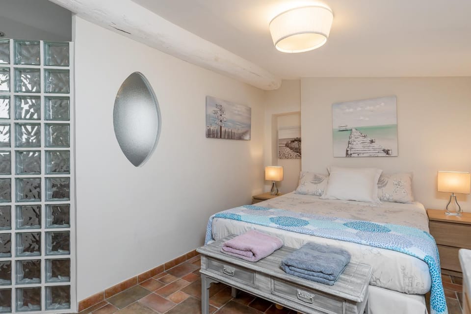 Photo of the whole room, Bedroom