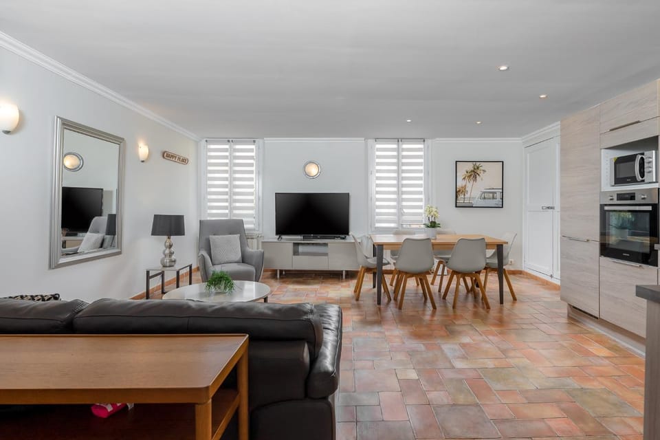TV and multimedia, Kitchen or kitchenette, Living room, Seating area, Dining area