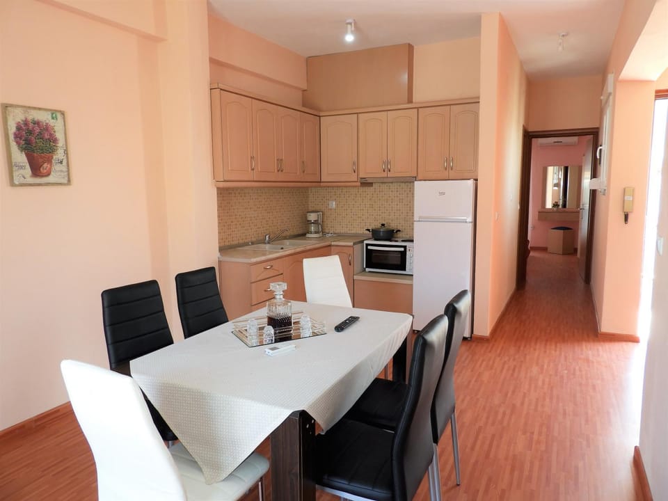 Kitchen or kitchenette, Living room, Dining area