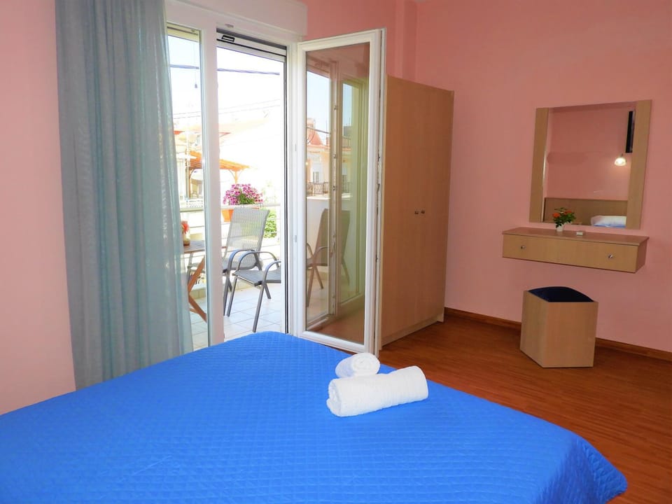 Balcony/Terrace, Bedroom, Mountain view, Sea view, Street view