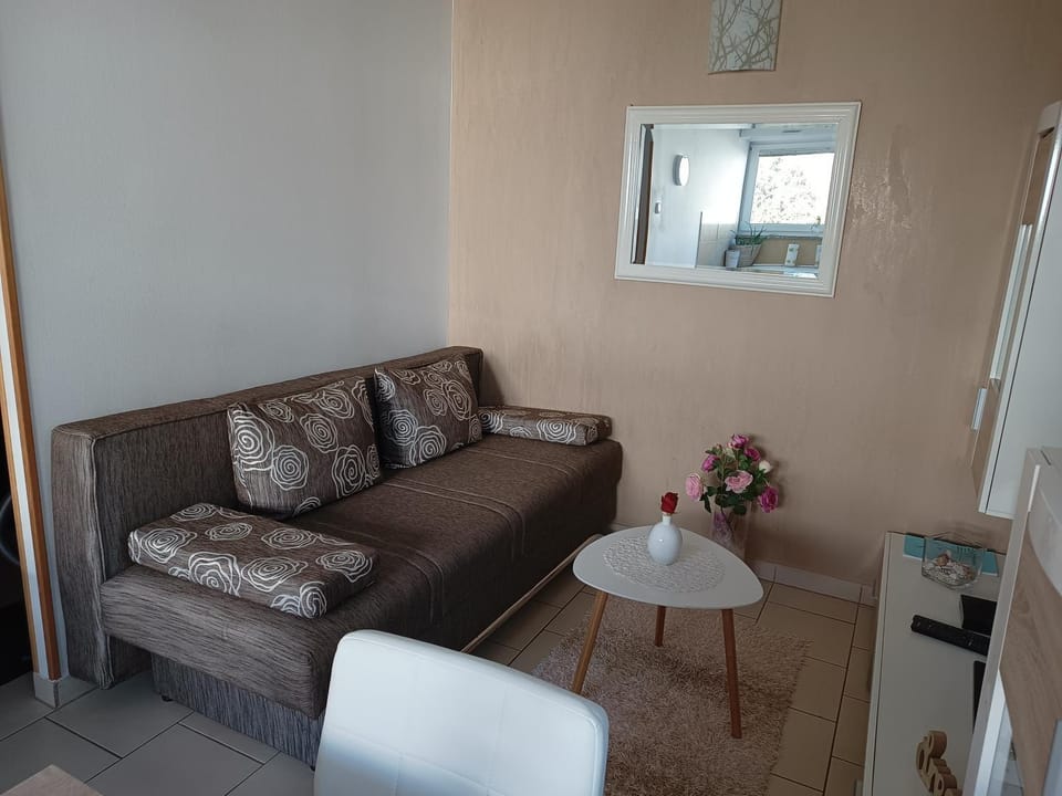 TV and multimedia, Living room, Seating area, air conditioner