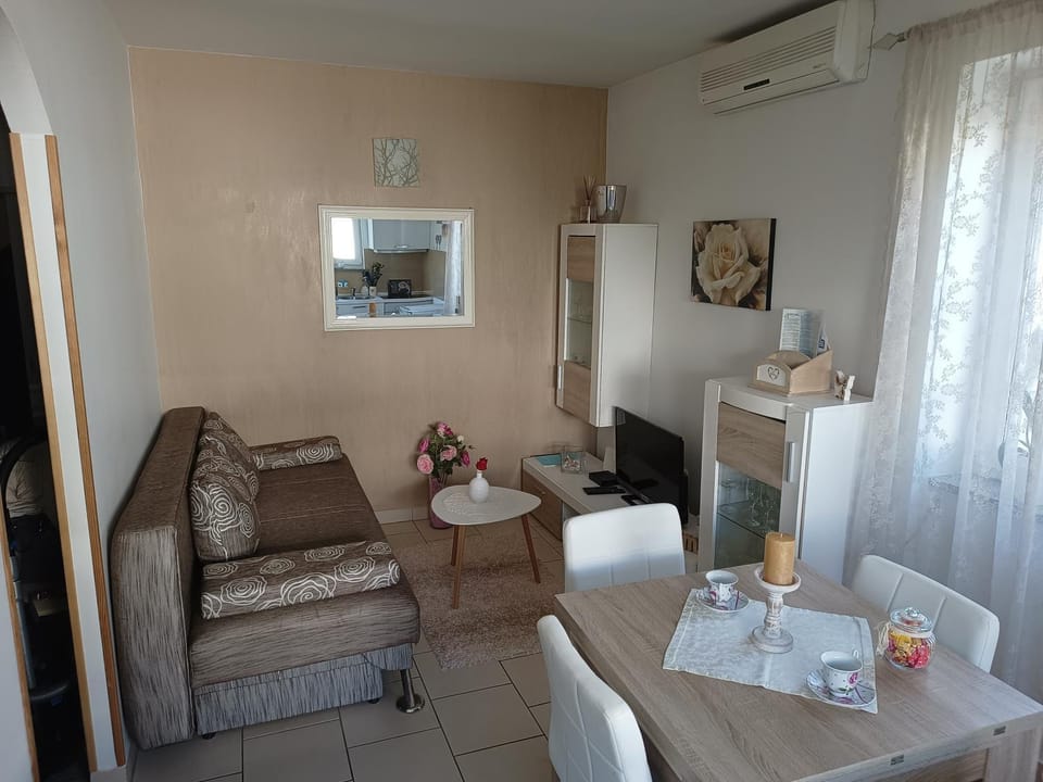 TV and multimedia, Living room, Seating area, Dining area, air conditioner