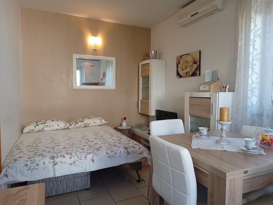 Living room, Seating area, air conditioner