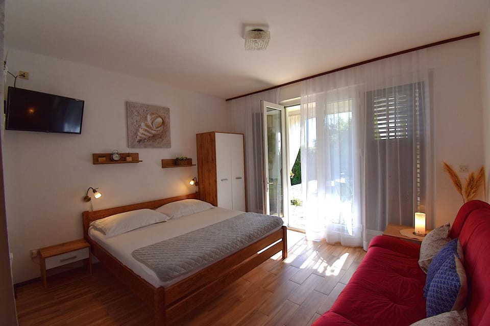 Bed, TV and multimedia, Living room, Seating area, Bedroom