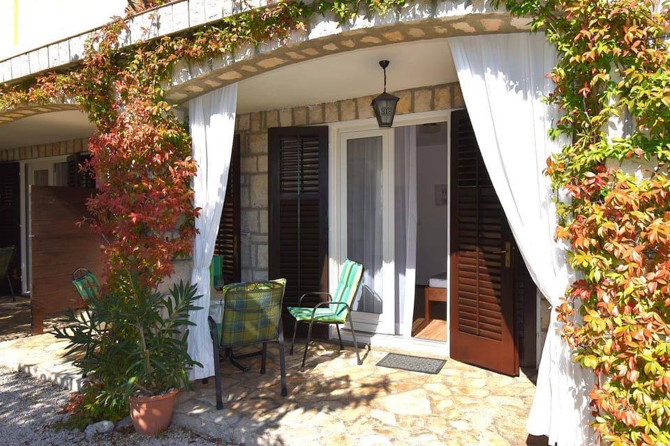 Property building, Patio, Day, Balcony/Terrace
