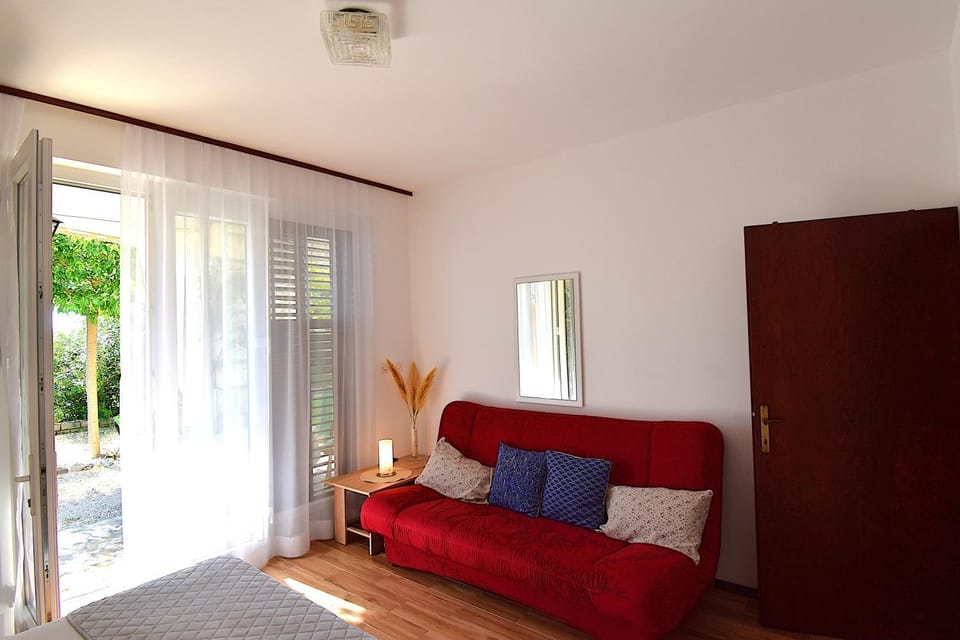 Bed, Seating area, Bedroom