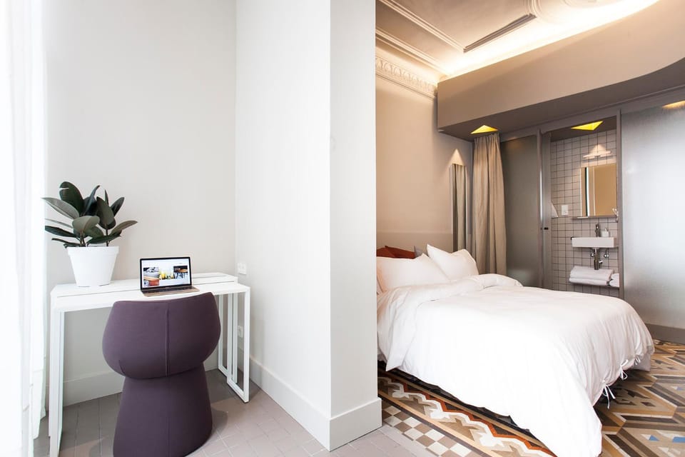 Bed, Photo of the whole room, hair dresser