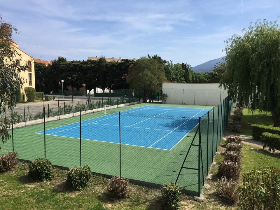 Tennis court, Garden view
