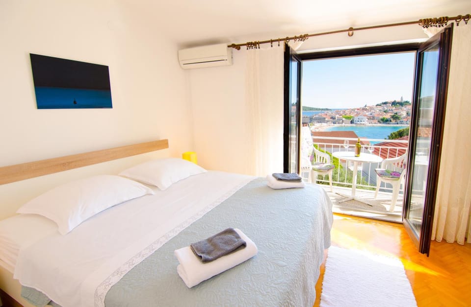 Spring, Bed, Day, Balcony/Terrace, Bedroom, City view, Sea view