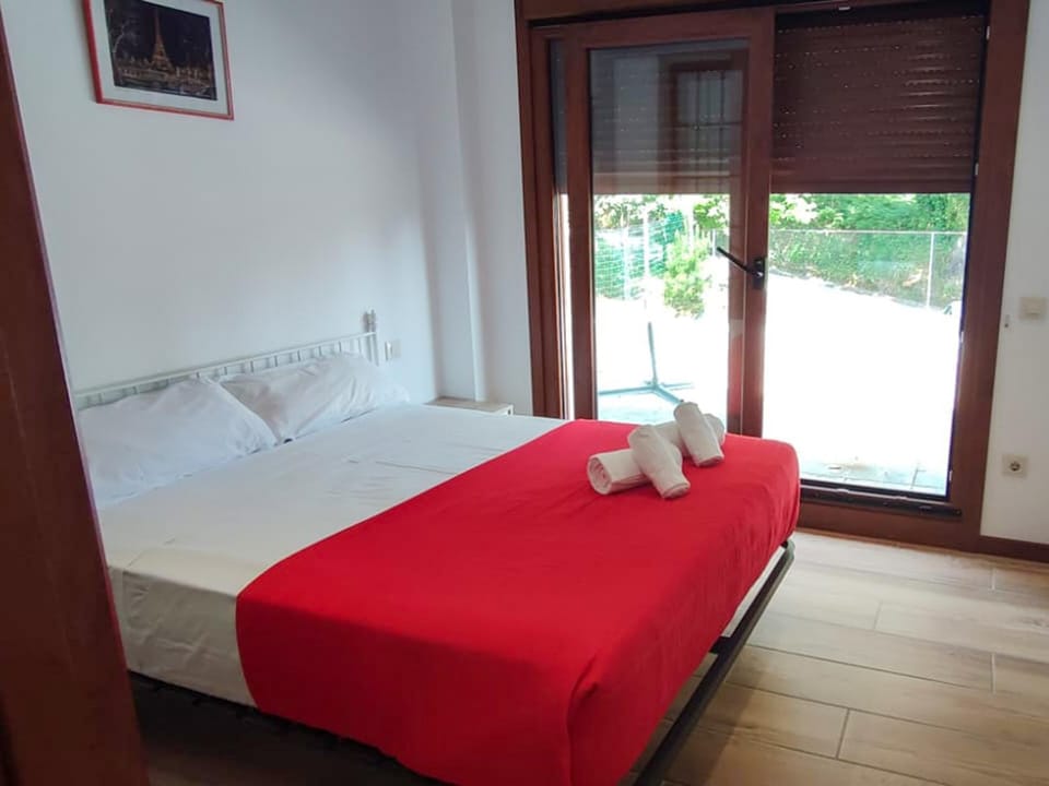 Bed, Bedroom, towels