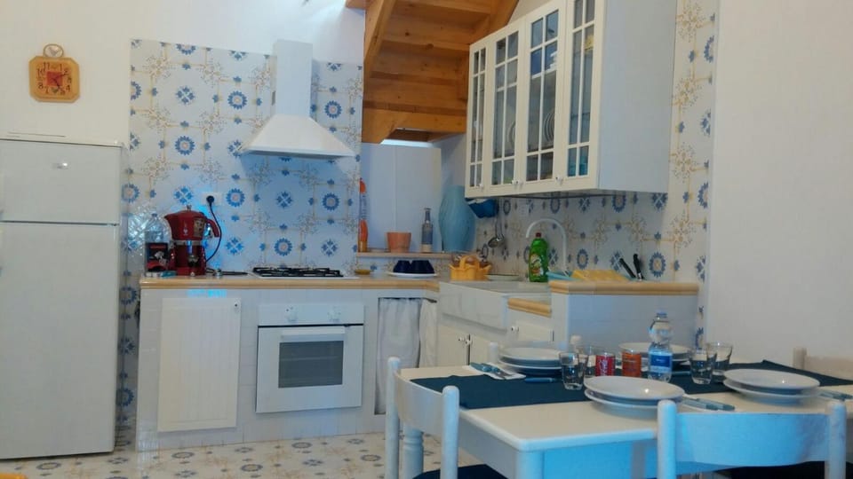 TV and multimedia, Coffee/tea facilities, Kitchen or kitchenette, Living room, Dining area, pet friendly