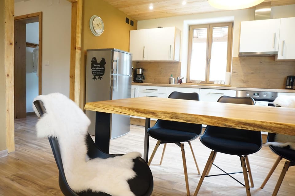Kitchen or kitchenette, Dining area