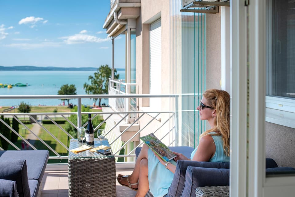 View (from property/room), Balcony/Terrace, Lake view