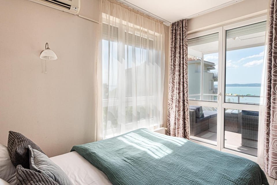 Bed, Lake view
