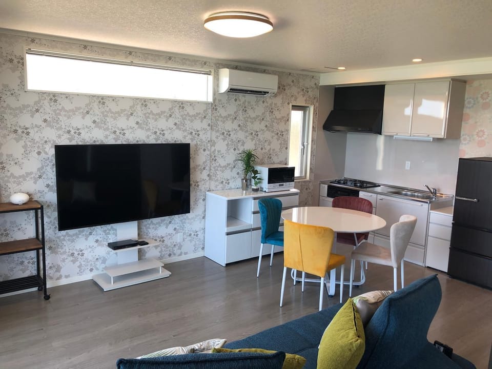 TV and multimedia, Kitchen or kitchenette, Living room, Dining area, microwave, stove