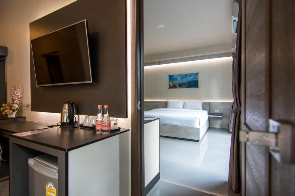 Bed, minibar