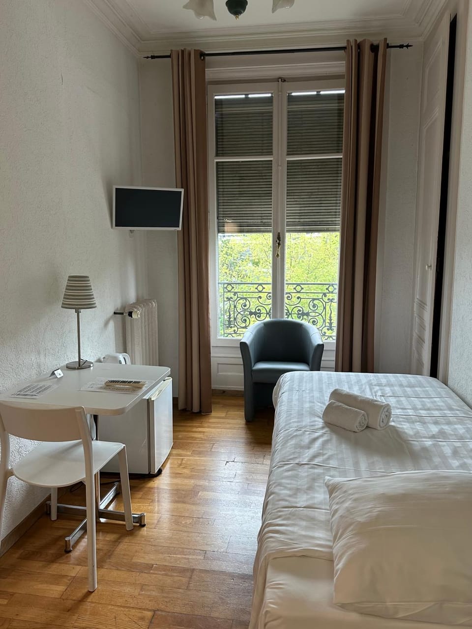 Bed, TV and multimedia, Seating area, Bedroom