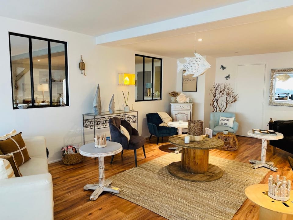 Lounge or bar, Lounge or bar
