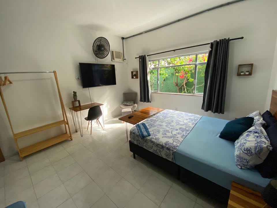 Bed, TV and multimedia, Photo of the whole room, Bedroom, fireplace, air conditioner