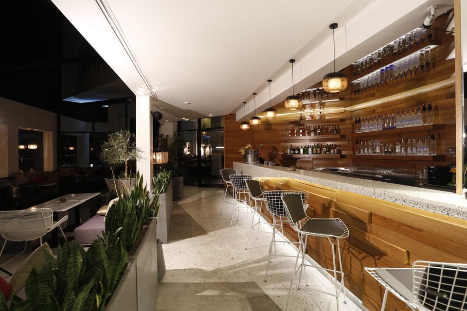 Restaurant/places to eat, Nightclub / DJ, Lounge or bar, Food and drinks