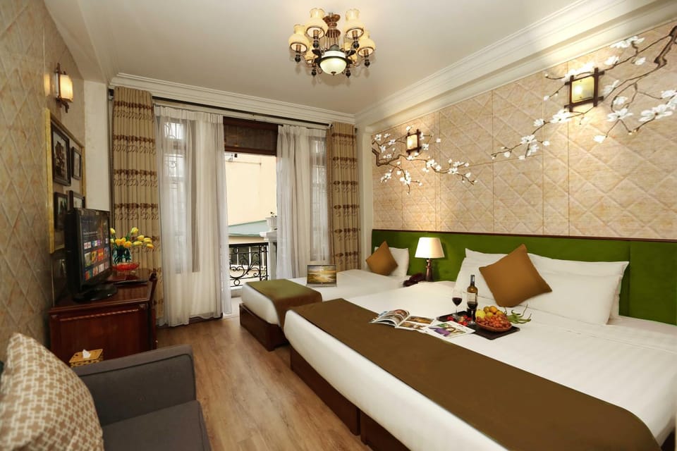 Bed, TV and multimedia, View (from property/room), Living room, Photo of the whole room, Seating area, Bedroom