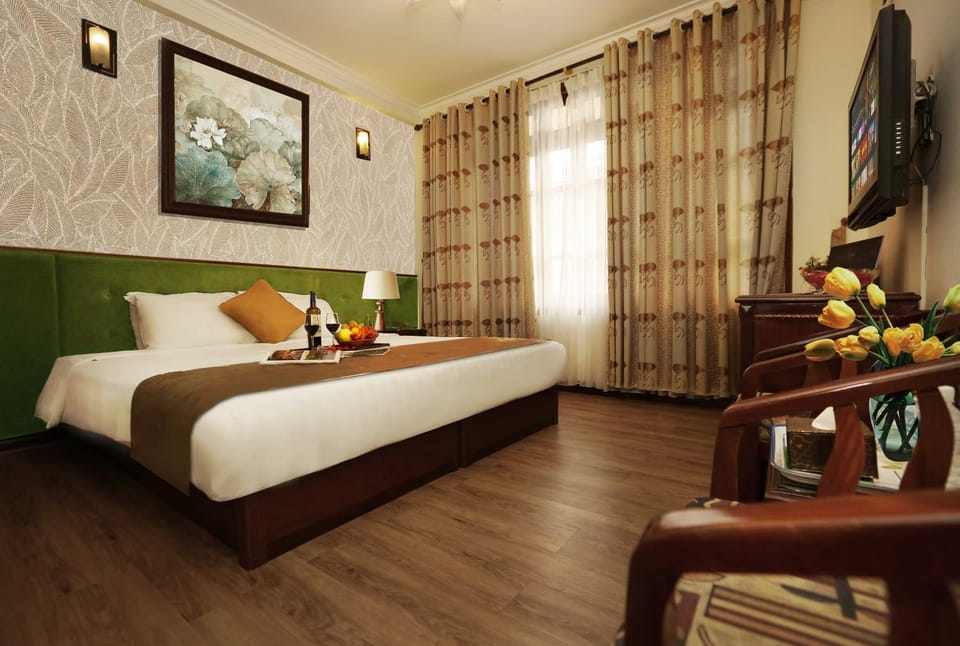 Communal lounge/ TV room, Bed, TV and multimedia, View (from property/room), Photo of the whole room, Evening entertainment, Bedroom