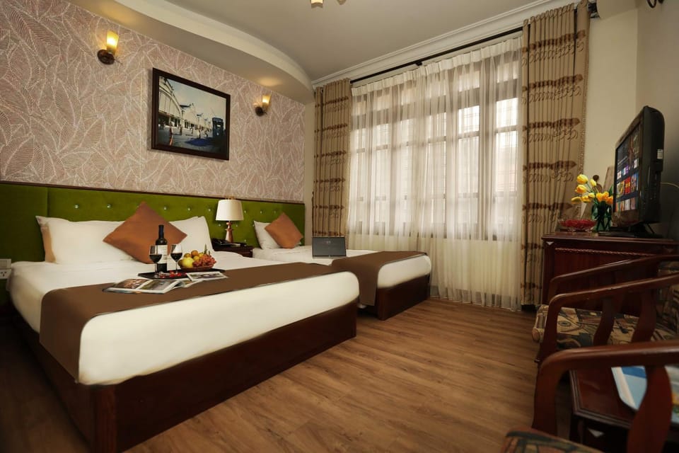 Property building, Communal lounge/ TV room, Bed, TV and multimedia, Living room, Photo of the whole room, Seating area, Evening entertainment, Bedroom