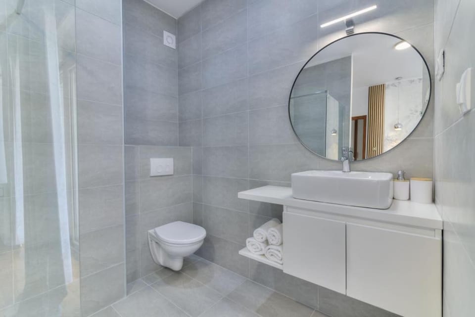 Shower, Toilet, Bathroom, towels