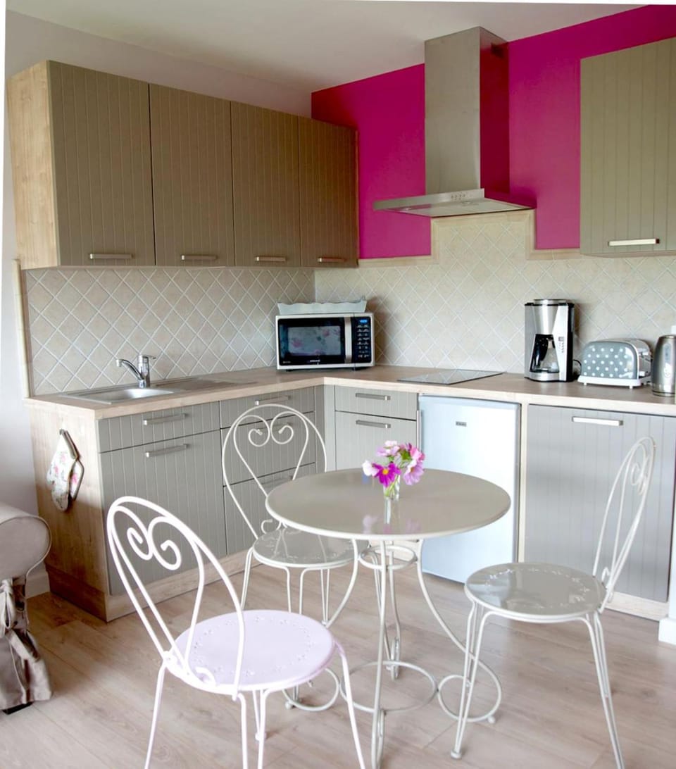 Coffee/tea facilities, Kitchen or kitchenette, Dining area