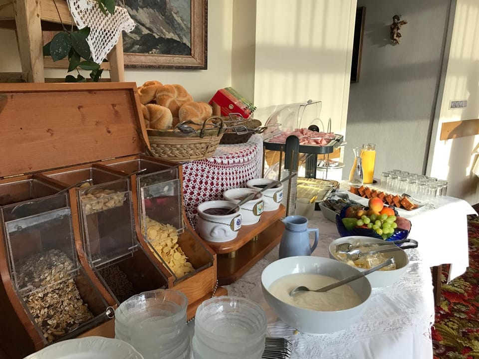 Continental breakfast, Buffet breakfast