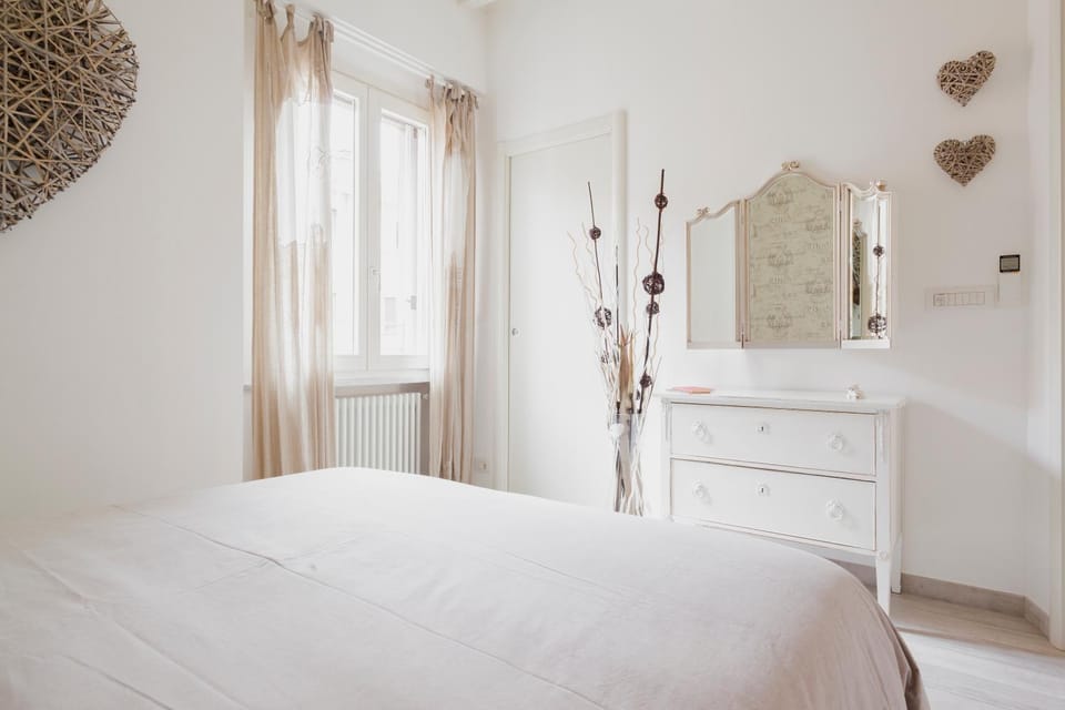 Photo of the whole room, Decorative detail, Bedroom