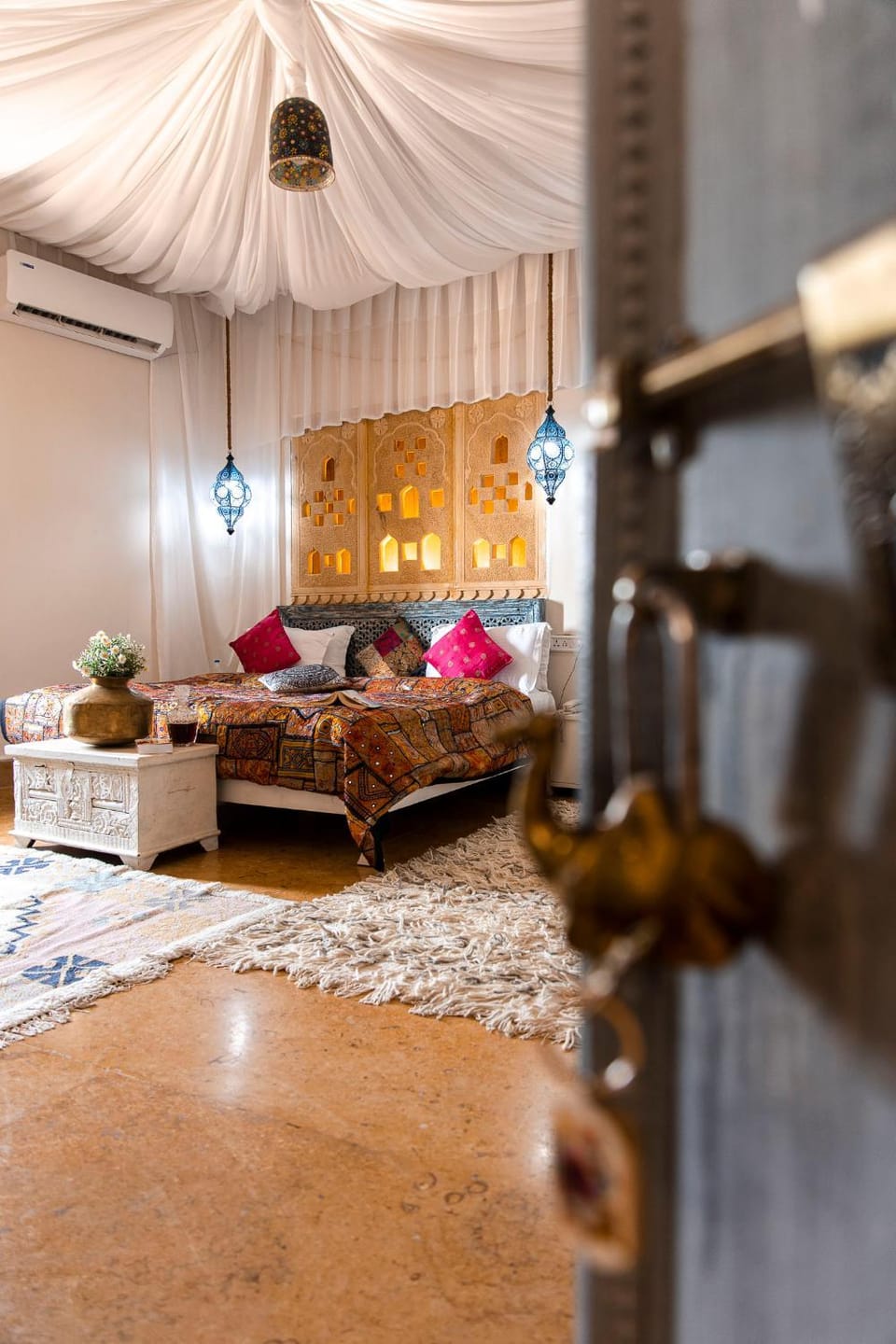 Bed, Living room, Photo of the whole room, Seating area, Bedroom, air conditioner