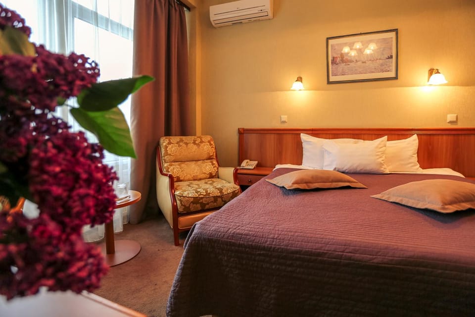 Bed, air conditioner