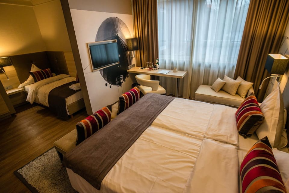 Bed, TV and multimedia, Photo of the whole room