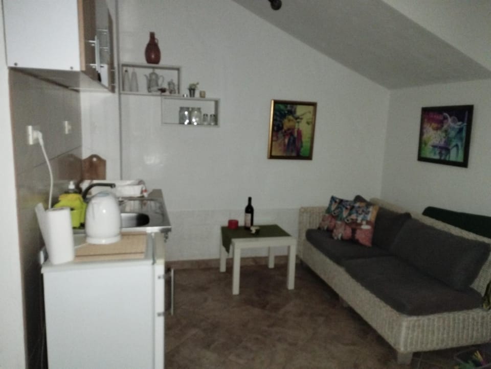 Kitchen or kitchenette, Seating area