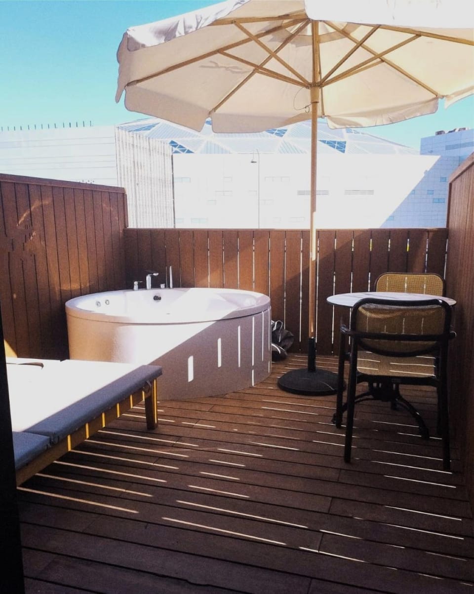 Property building, Balcony/Terrace, Balcony/Terrace