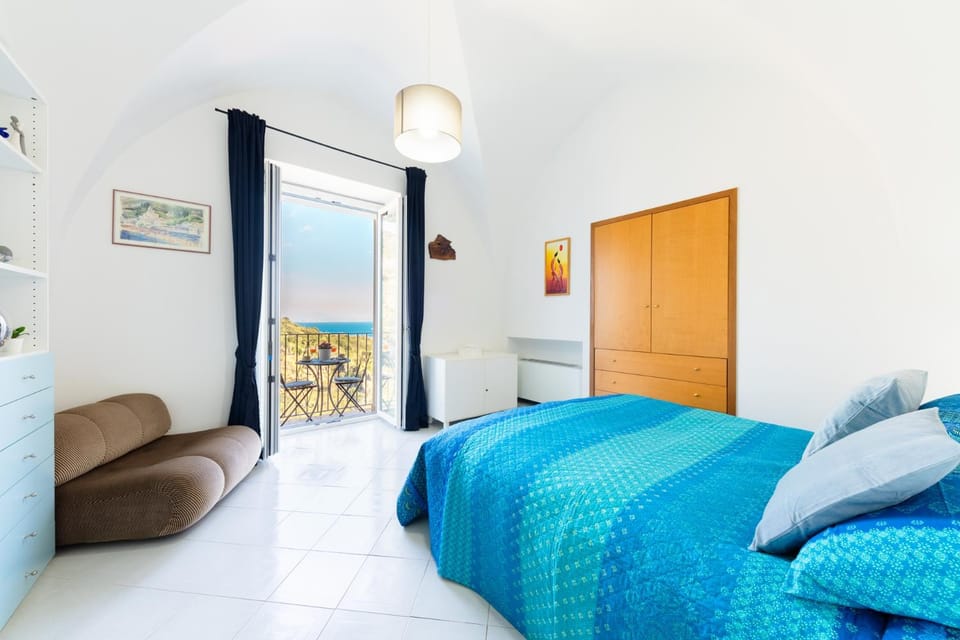 Photo of the whole room, Sea view